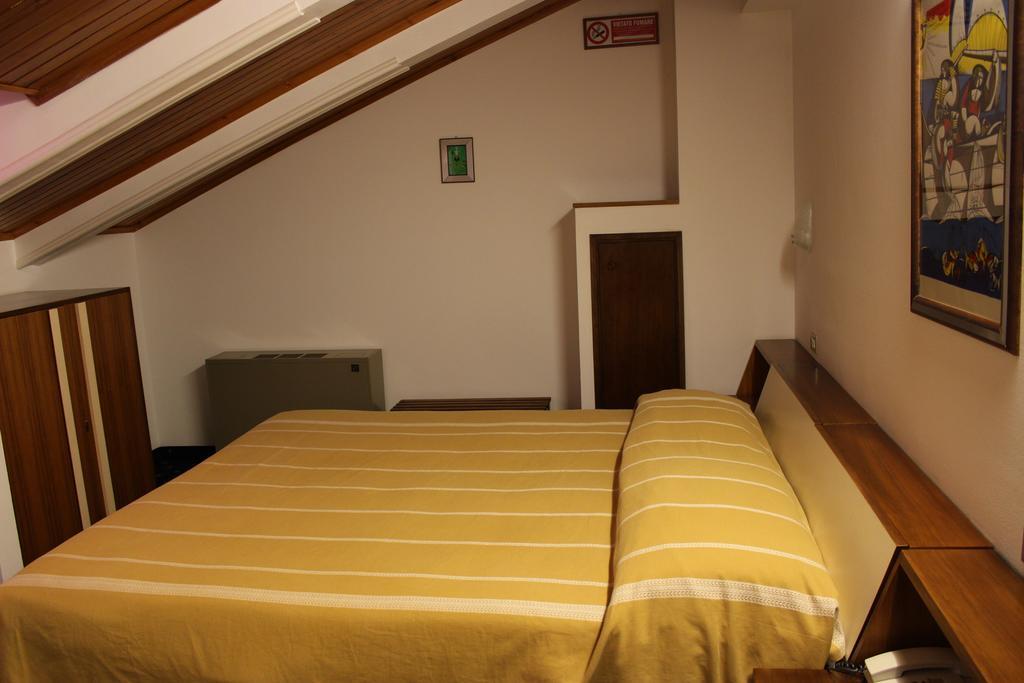 גוביו Hotel Pinolo חדר תמונה