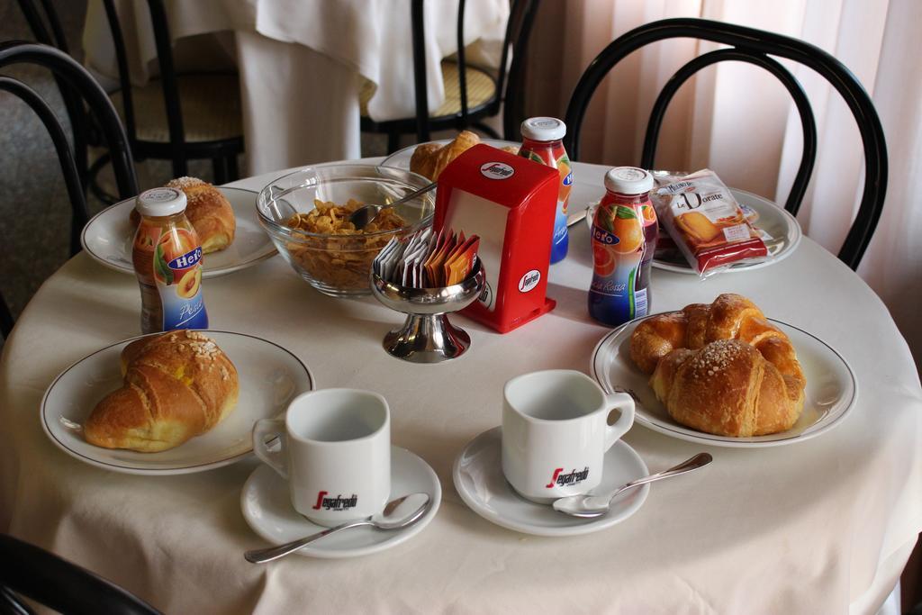 גוביו Hotel Pinolo מראה חיצוני תמונה