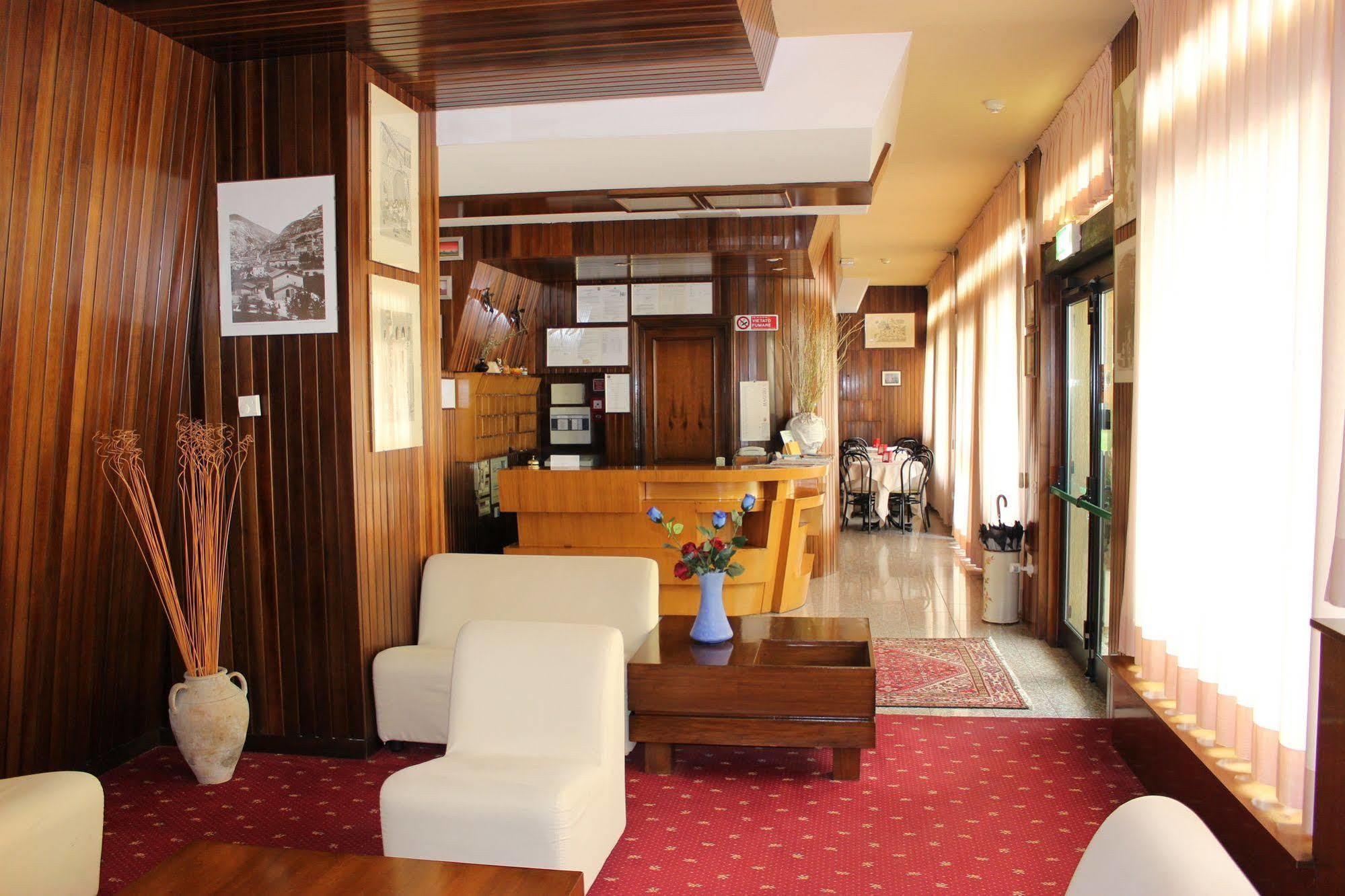 גוביו Hotel Pinolo מראה חיצוני תמונה