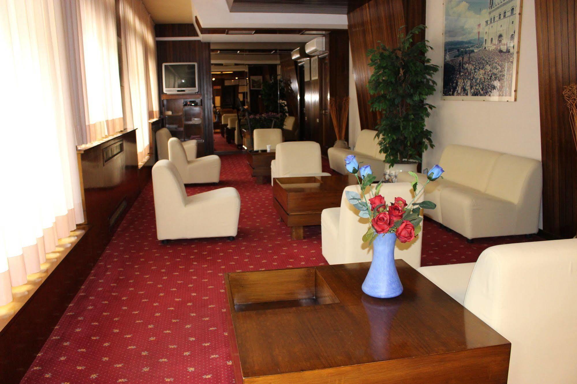 גוביו Hotel Pinolo מראה חיצוני תמונה