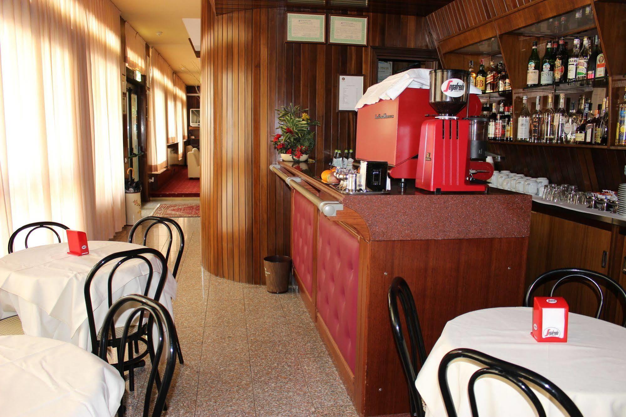 גוביו Hotel Pinolo מראה חיצוני תמונה